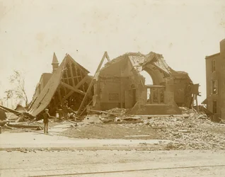 Daños en la iglesia del Monte Calvario por el tornado de 1896 en St. Louis